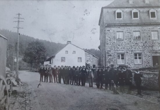 A picture of the bachelors in Schönberg erecting the funfair tree (source: private archive Claudine Schröder).