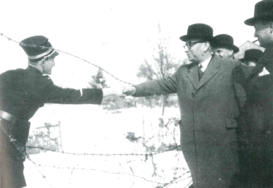 Op 15 maart 1947 bezocht de Belgische minister van Binnenlandse Zaken Auguste Buisseret verschillende plaatsen in de grensstreek, waaronder een grensovergang in de Hoge Venen tussen Eupen en Monschau (foto: Rijksarchief Eupen, fotocollectie van de stad Eupen).