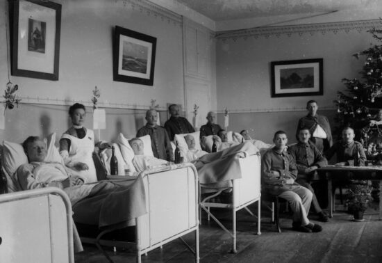 Een ziekenboeg in Eupen met gewonde soldaten uit de Eerste Wereldoorlog (Rijksarchief Eupen, fotocollectie Franken).