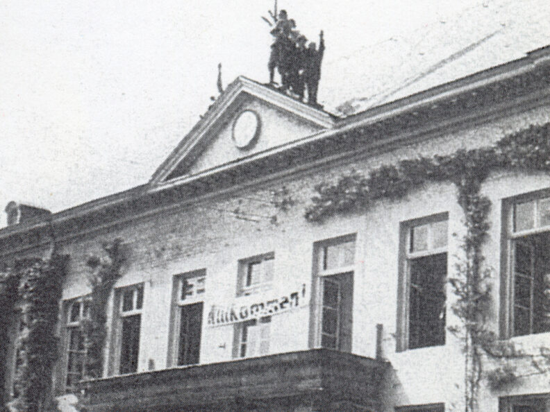 Des nationaux-socialistes hissent un drapeau à croix gammée lors de l’entrée des troupes allemandes à Eupen (source : Archives de l’État à Eupen, collection Kever).