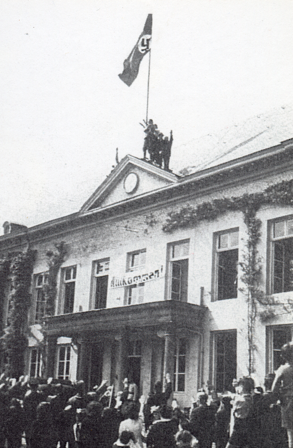 Nationalsozialisten hissen eine Hakenkreuzflagge beim Einmarsch deutscher Truppen in Eupen (Quelle: Staatsarchiv Eupen, Sammlung Kever).