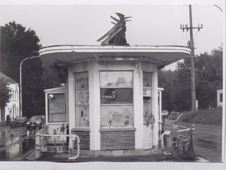L’européanisation est surtout visible dans les nombreux postes-frontières qui ont été ouverts. Certains d’entre eux ont été reconvertis. Ainsi, l’ancien poste de douane belge au passage frontalier de Köpfchen, entre Eynatten et Aix-la-Chapelle, est devenu le lieu de rencontre culturel KuKuK (photo : Archives de l’État à Eupen, fonds Thönissen).