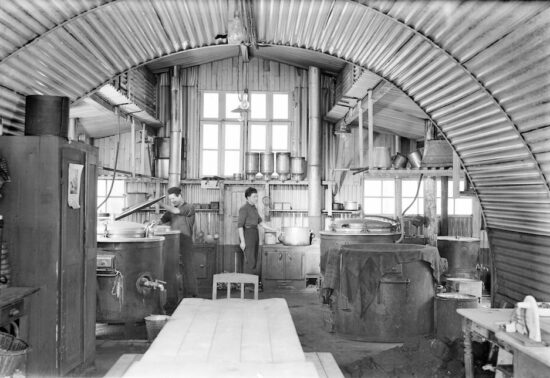 The pictures of the Lander photo studio bear witness to the everyday life of the Italian guest workers in East Belgium (source: Eupen State Archives, Lander collection).