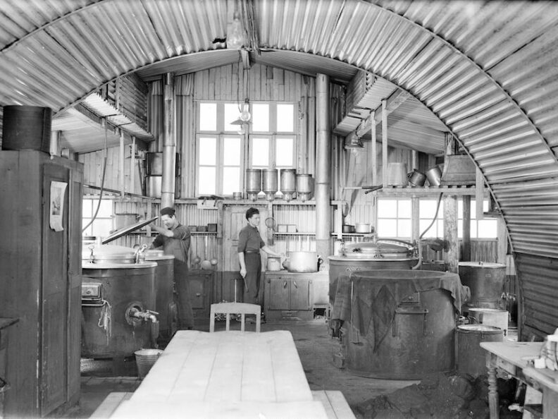 De beelden uit de fotostudio van Lander getuigen van het dagelijkse leven van de Italiaanse gastarbeiders in Oost-België (bron: Rijksarchief Eupen, collectie Lander).