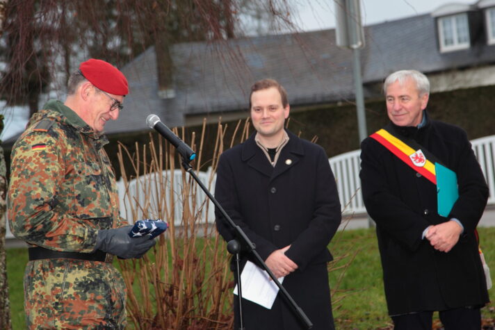 Platoon leader NCO Alexander Essers proudly accepted the friendship flag at the memorial for the
106th US Infantry Division. Picture: Jean-Philippe Brassinne