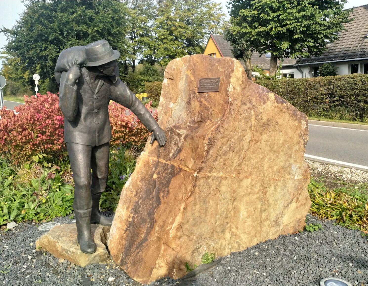 Denkmal „Der Schmuggler“ an der belgisch-deutschen Grenze in Mützenich. Zur Erinnerung an die Zeit des Kaffeeschmuggels 1945-1953 (Photo: Klaus Gehlen, 2012).
