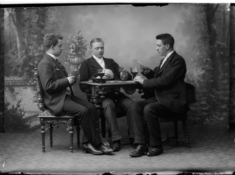 Dans l’atelier de photographie Franken, Eupen, début du 20ième siècle (source : Archives de l’État à Eupen)