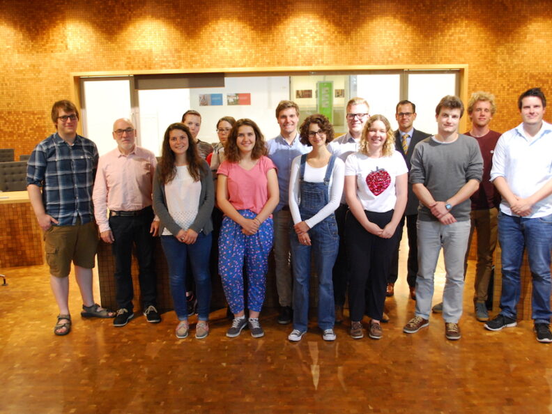 Een groepsfoto van de internationale studentenbijeenkomst die plaatsvond op het PDG op 14 juli 2017.