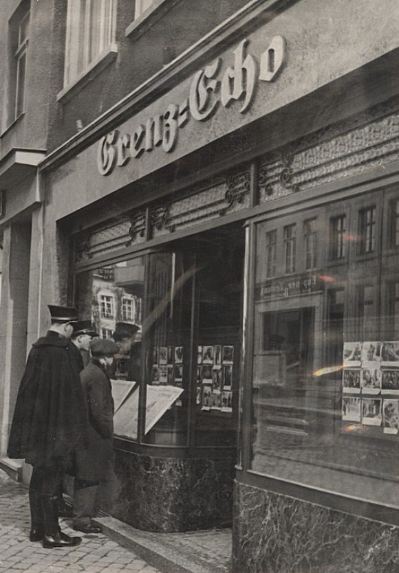 L2-Q2-06b-SAE_Leo_Kever_531_5_205_000240_0006-00001_Grenz-Echo_Schaufenster-96-0-0-768