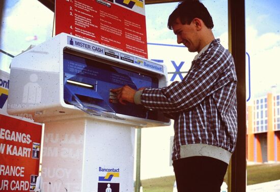 Een “Mister Cash” in België in de jaren 80 (Foto: Fernando Moital, wikicommons, exacte datum onbekend).