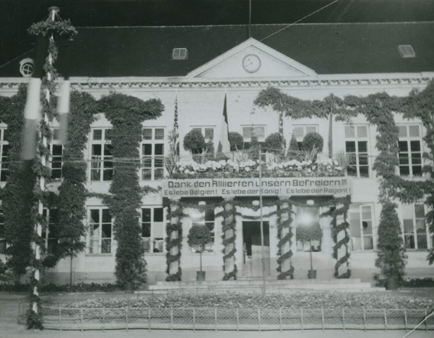 Das Eupener Rathaus im Mai 1945 bei der Siegesfeier (Staatsarchiv Eupen, Photosammlung Photoatelier Lander).