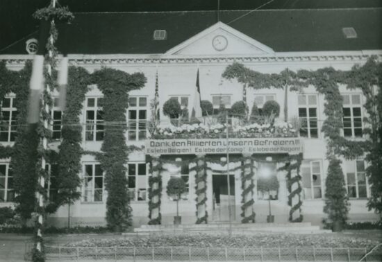 L’hôtel de ville d’Eupen en mai 1945 lors de la fête de la victoire (Archives de l’État à Eupen, collection de photos Photoatelier Lander).