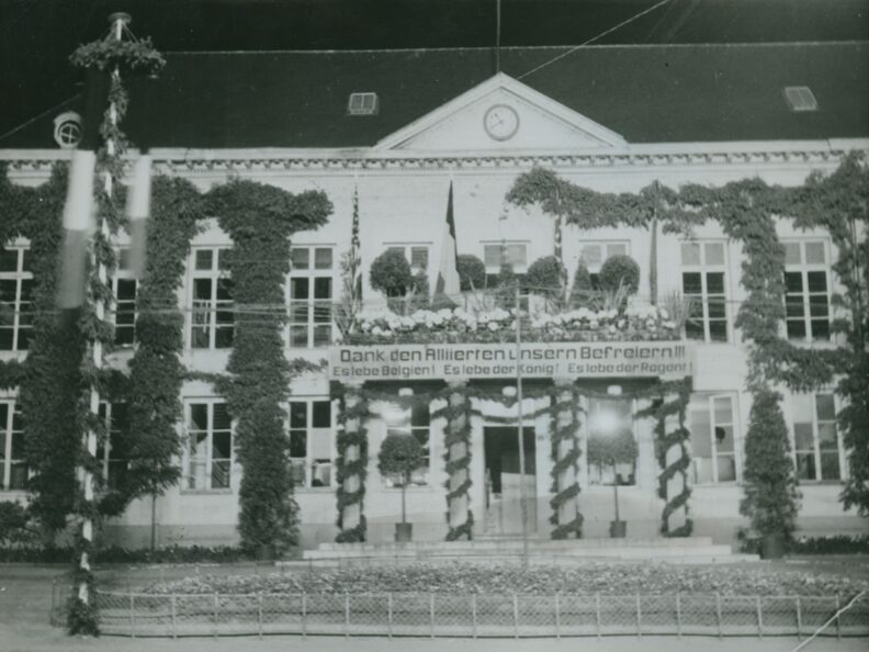 L’hôtel de ville d’Eupen en mai 1945 lors de la fête de la victoire (Archives de l’État à Eupen, collection de photos Photoatelier Lander).