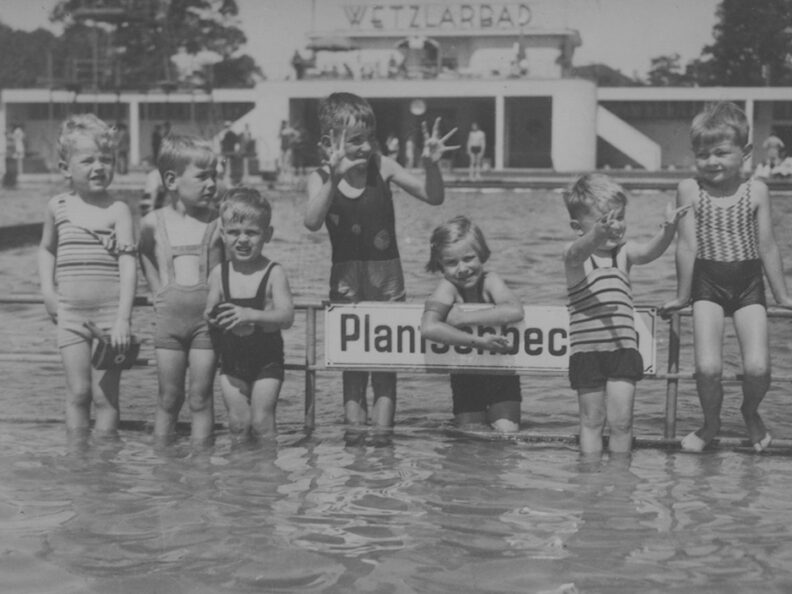 Kinderen spelen in het Wetzlarbad in Eupen (Foto: Rijksarchief Eupen).