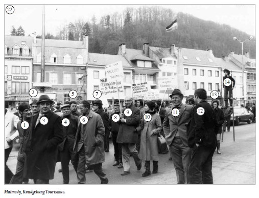 Malmedy, ongedateerd: toeristenbijeenkomst op de Place Albert I. Herkenbaar zijn: 1 ...; 2 ...; 3 ...; 4 ...; 5 ...; 6 ...; 7 ...; 8 ...; 9 Léon Mathieu Schouteden (Ligneuville); 10 Simone Huby; 11 ...; 12 ...; 13 ...; 14 ... Zoekbeeld nr. 22 in ZVS juli 2019, pagina 153. Aanwijzingen: Walter Hilgers, Crombach; Erich Jousten, Rocherath.
