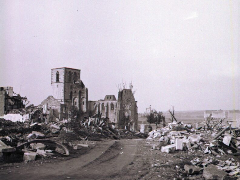 La ville de Saint-Vith en ruine au lendemain de la Seconde Guerre mondiale (Source : Archives du ZVS).